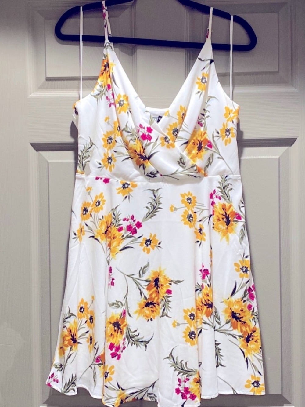 NWT size M Express White Floral V-Neck Spaghetti Strap Mini Dress